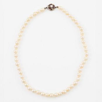 Necklace of cultured pearls with clasp in 18K gold set with white and red stones.