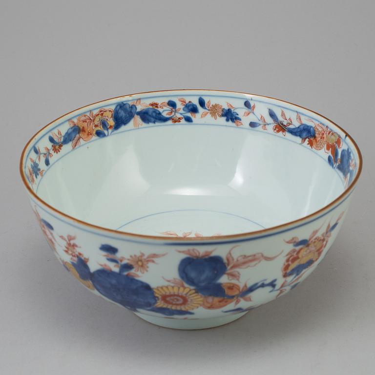 A Chinese imari porcelain bowl, Qing dynasty, early 18th century.