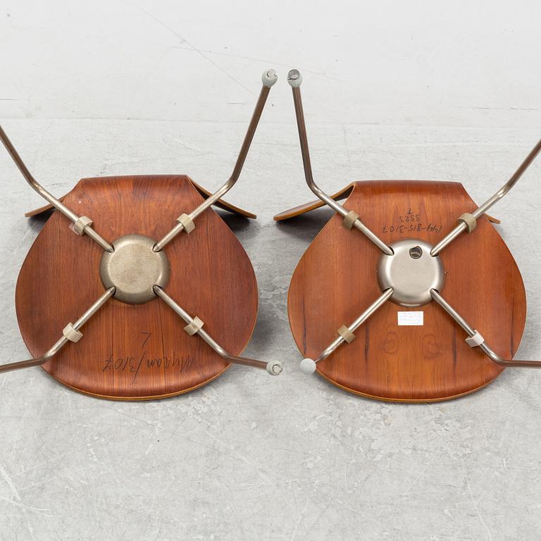 Arne Jacobsen, a pair of 'Sjuan' chairs, Fritz Hansen, 1960's.