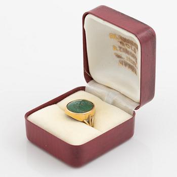 Ring i 18K guld med grön graverad turkos.
