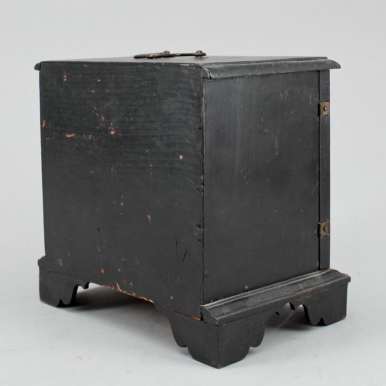 KABINETTSKÅP, i miniatyr. 1800-tal.