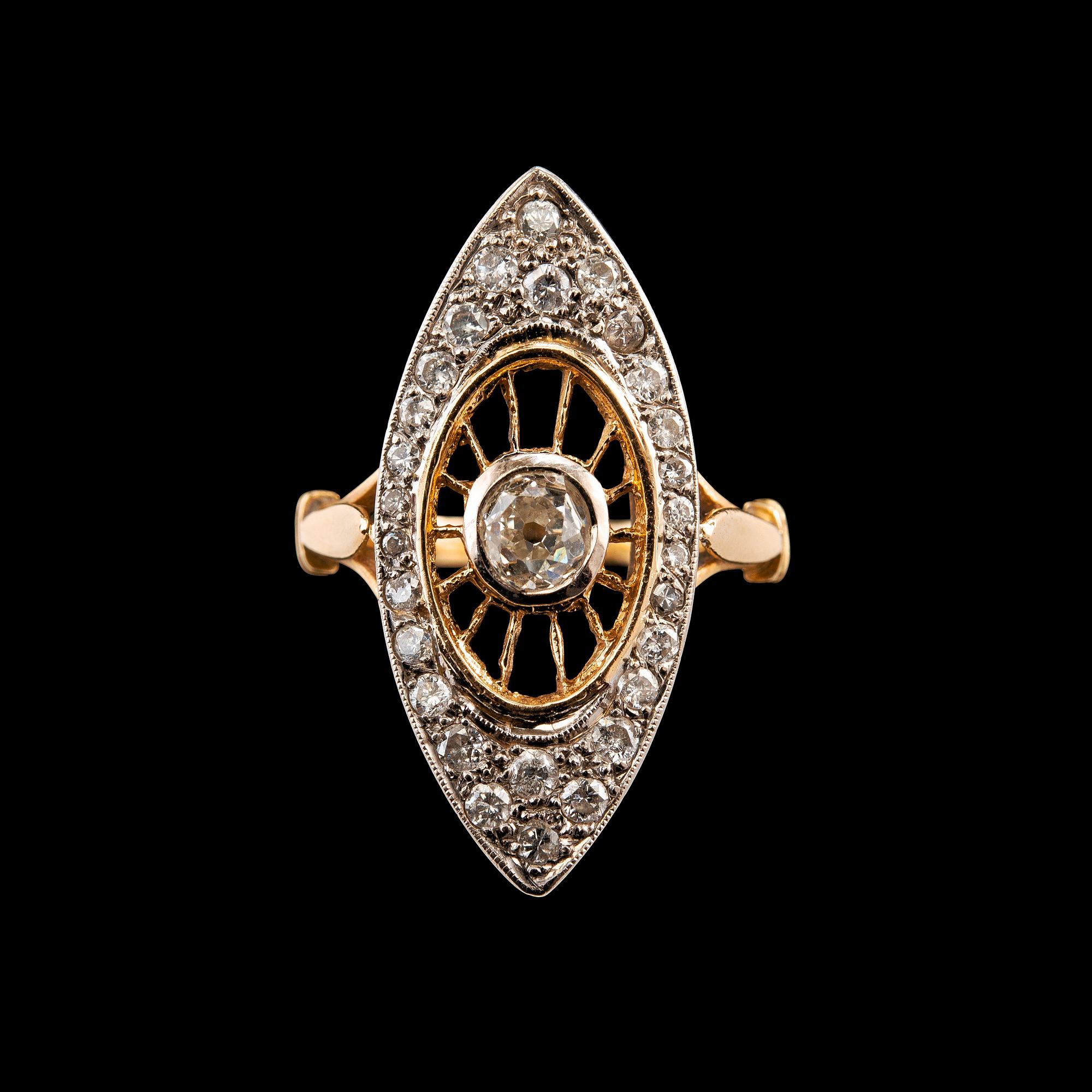 A RING, brilliant- and old cut diamonds c. 0.80 ct. 18K gold. Mid 1900 s. Size 17, weight 4,5 g.