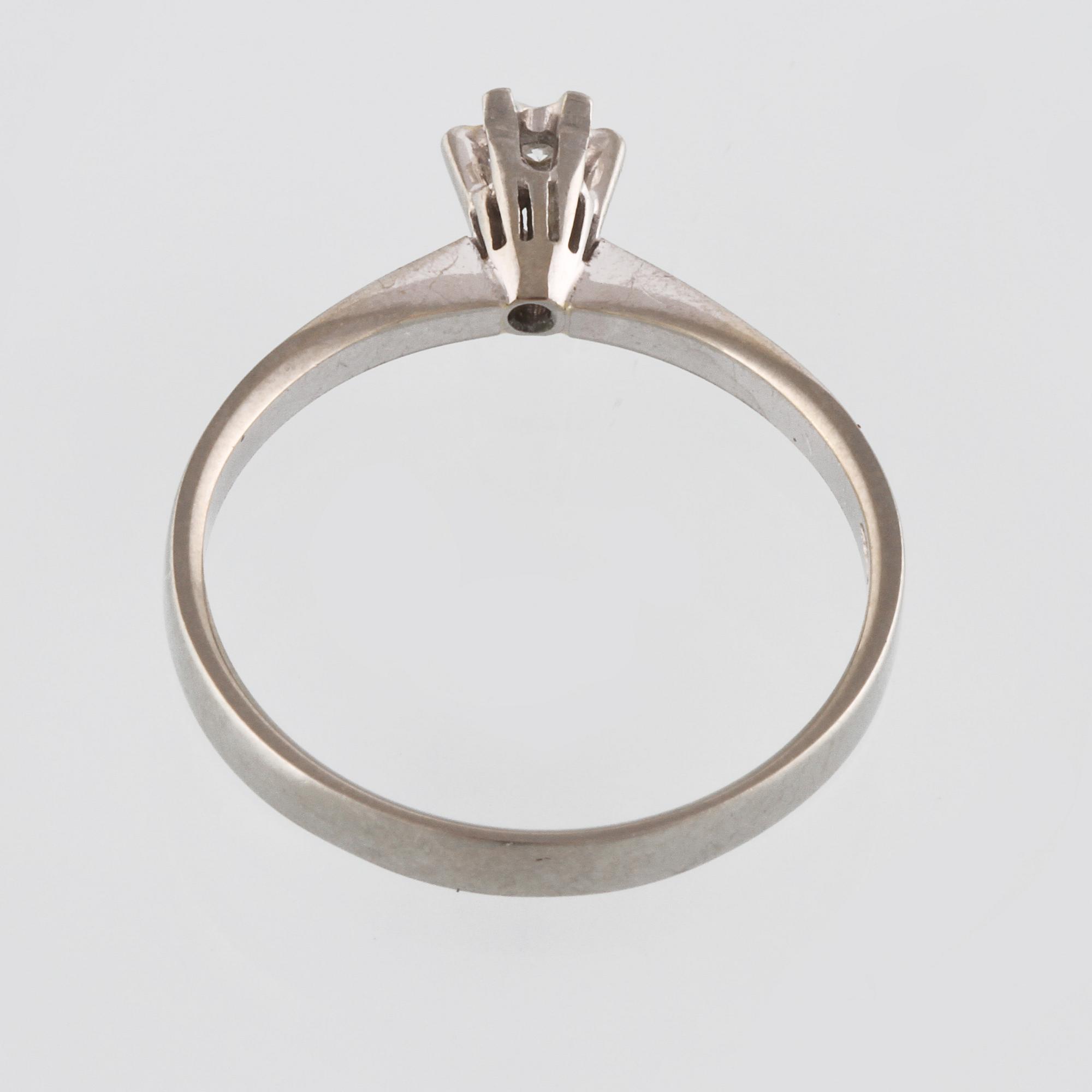 RING, 18K vitguld med åttkantslipad diamant, importstämplad. Vikt 2,4 gram.
