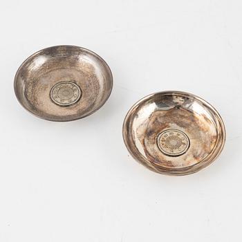 A set of two silver dishes, and four silver salts, 20th Century.
