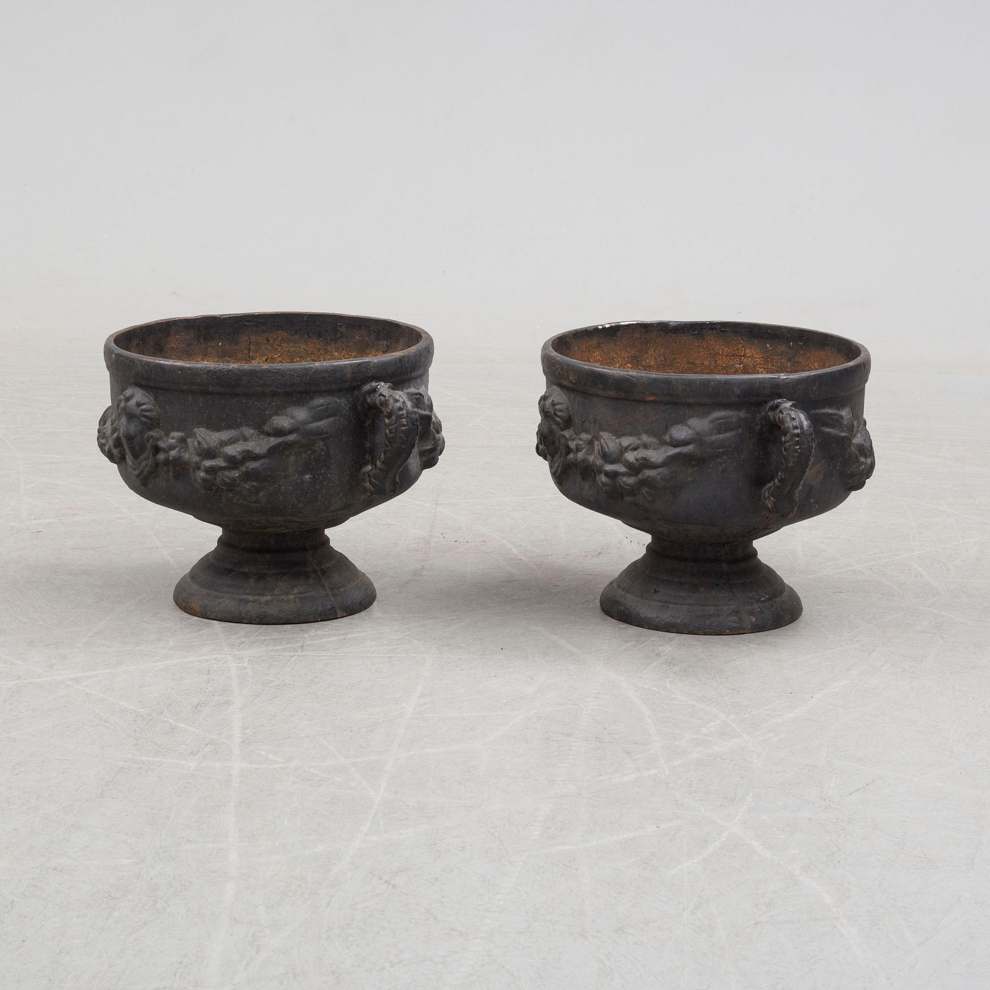 TRÄDGÅDSURNOR, ett par, 1900-talets början.