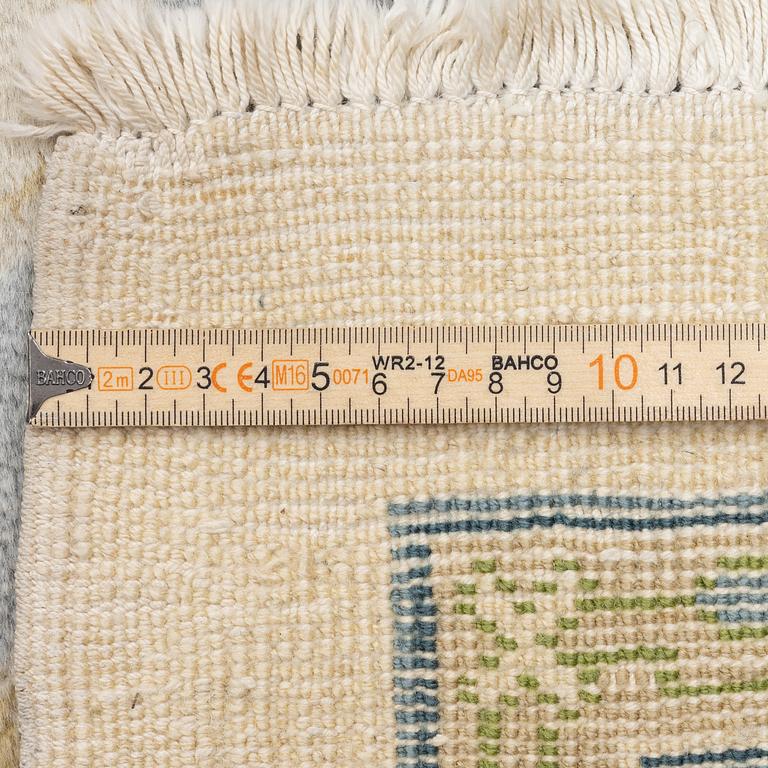 Rug, Eastern Europe, Smyrna pattern. 520 x 355 cm.