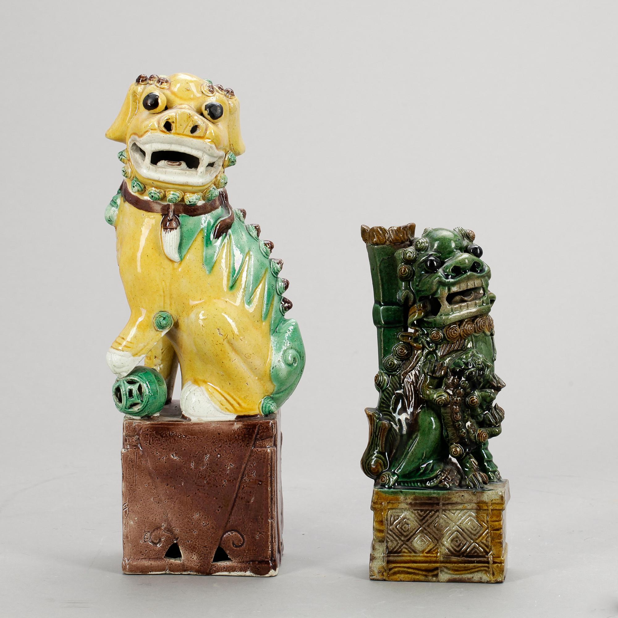 FOHUNDAR, 2 st, porslin, Kina 1900-tal.