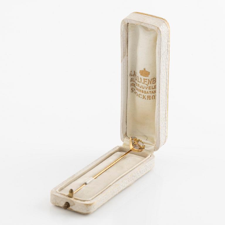 18K gold pin.