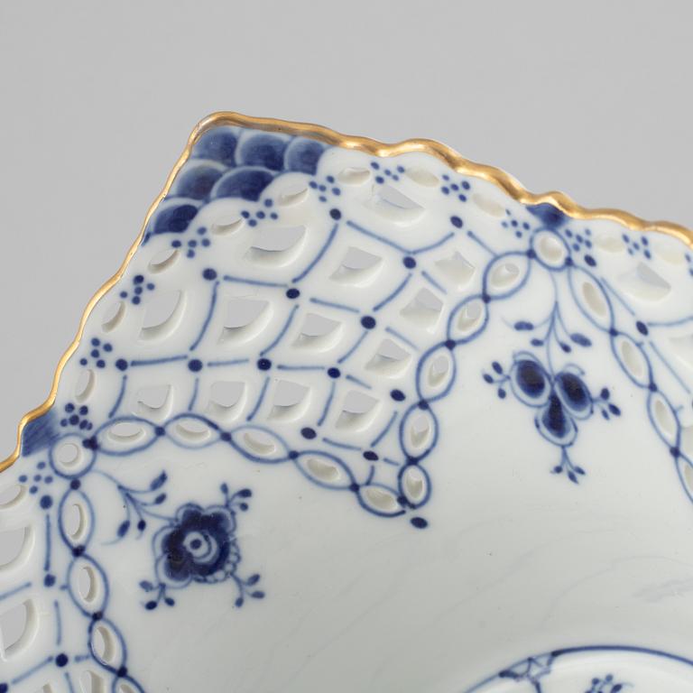 A 'Blue Fluted Full Lace' / 'Musselmalet' porcelain basket / fruit bowl with stand, Royal Copenhagen, post 1923.