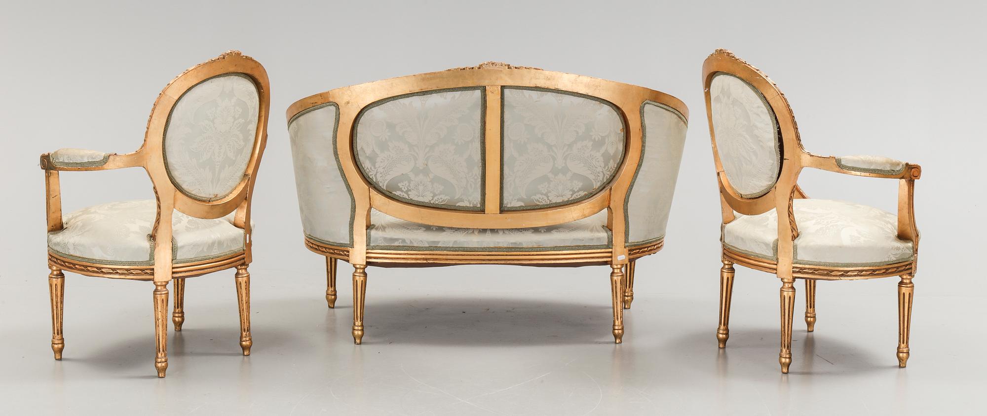 SOFFA, KARMSTOLAR, ett par, samt BORD. Louis XVI-stil, 1900-talets första hälft.