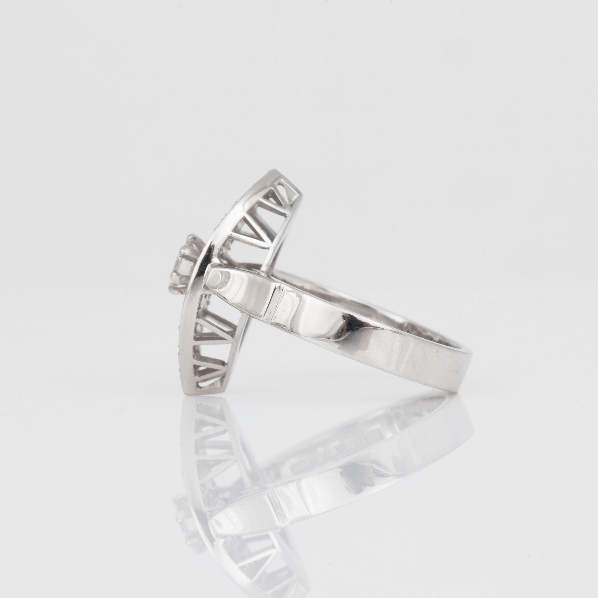 RING, elipsformad, med briljantslipade diamanter. En diamant 0.25 ct omgiven av 22 diamanter om totalt 0.90 ct.
