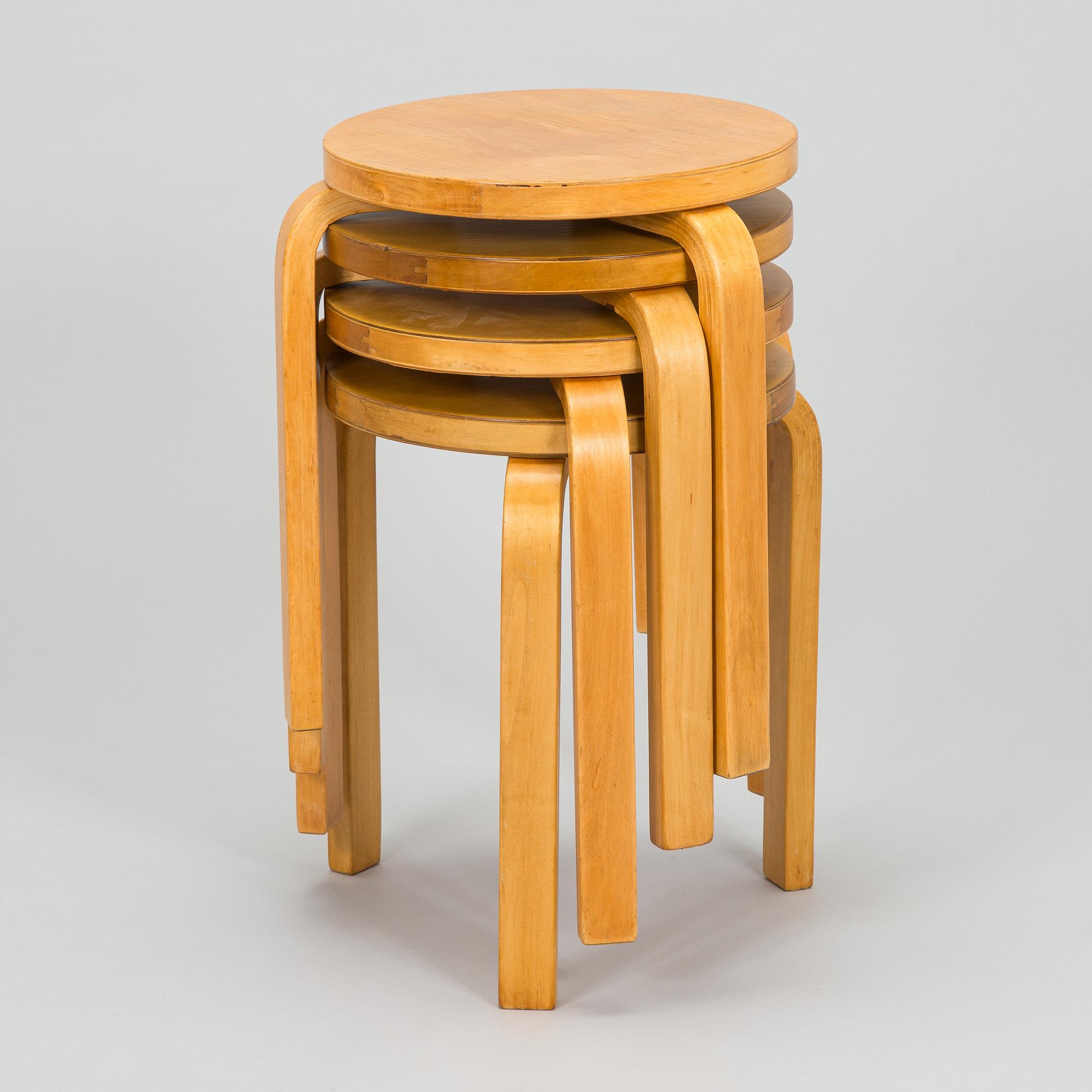 Alvar Aalto, jakkaroita, 4 kpl malli 60, O.Y. Huonekalu- ja Rakennustyötehdas A.B. 1900-luvun puoliväli.