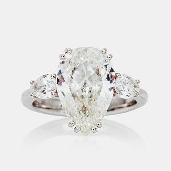 684. RING med droppslipad diamant, 4.60 ct G/VS2 enligt HRD-certifikat.