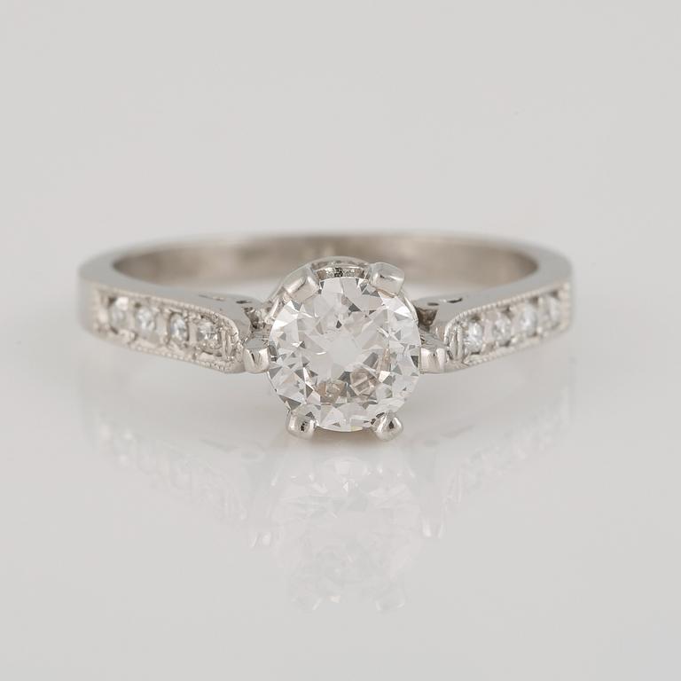 RING, platina med gammalslipad diamanter samt 8 briljantslipade diamanter ct. Vikt 5,0 gram.
