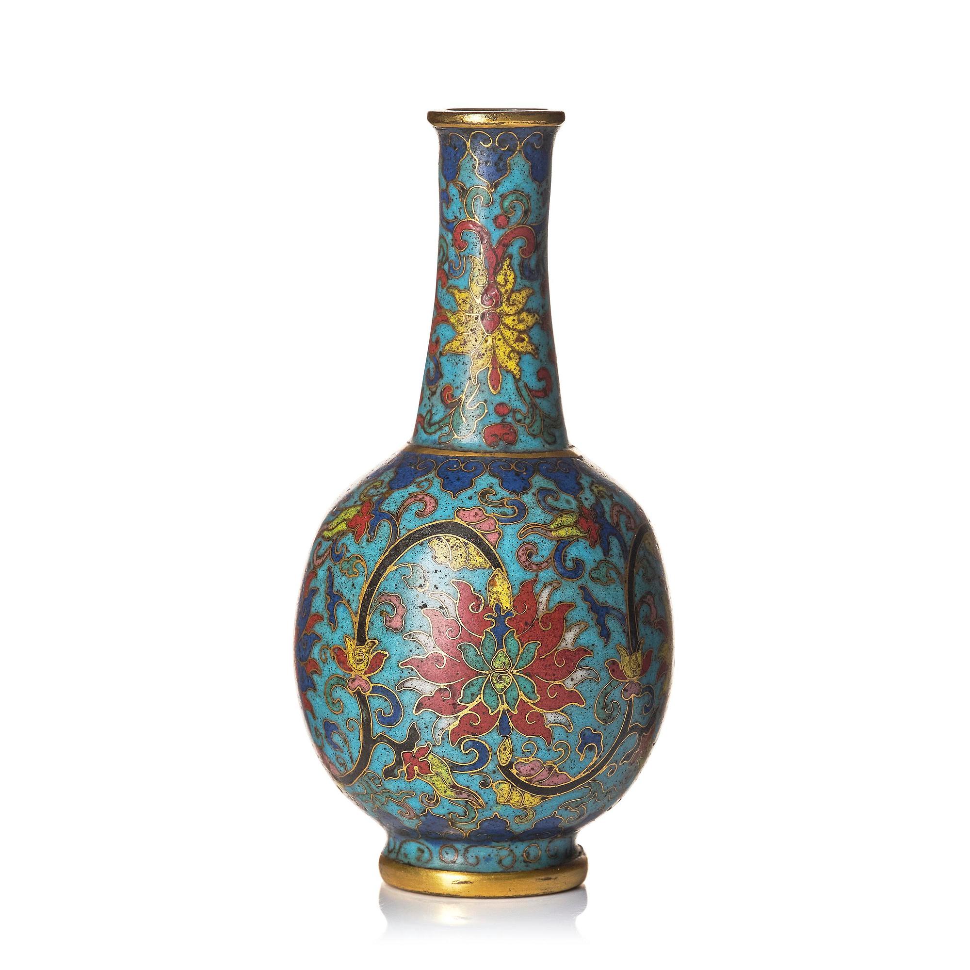 Vas, cloisonné. Qingdynastin, med Qianlongs märke och period (1736-95).