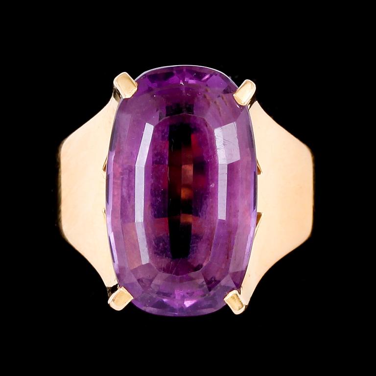RING, 18 k guld, med fasettslipad ametist. Vikt 7,7 g.