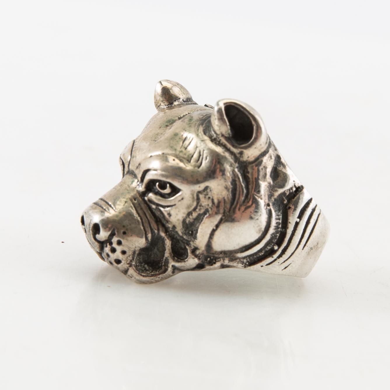 Ring, silver, in the form of a mastiff.