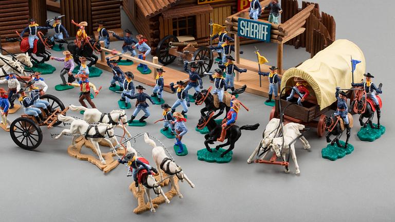 A SET OF WESTERN FIGURES AND FORT BY OEHME & SÖHNE GERMANY AND TIMPO TOYS ENGLAND.