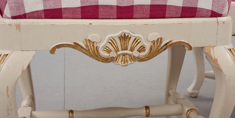 KARMSTOLAR, ett par, samt TABURETT, rokokostil 1900-tal.