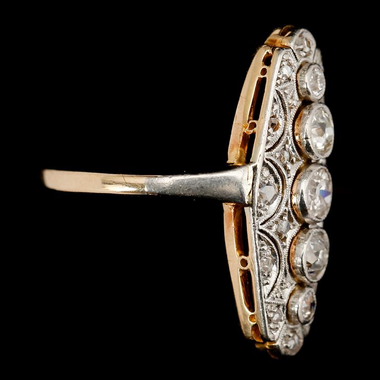 RING, 18 k guld, marquismodell, 1900-talets första hälft, med diamanter.