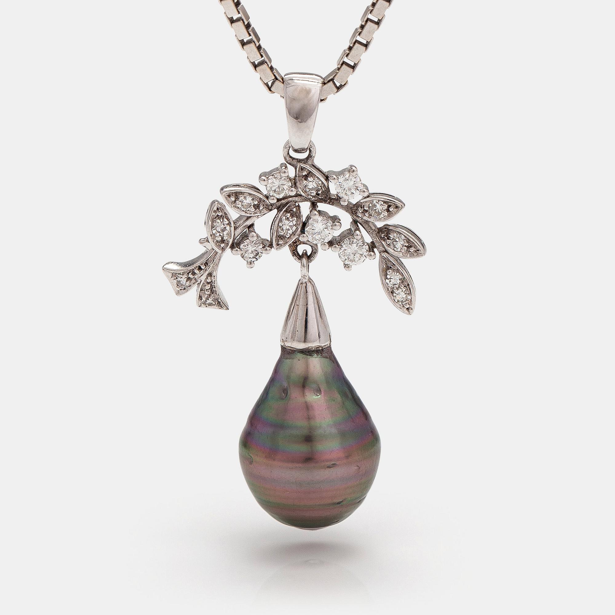 Halsband, 18K vitguld, odlad pärla och diamanter ca 0.32 ct tot.