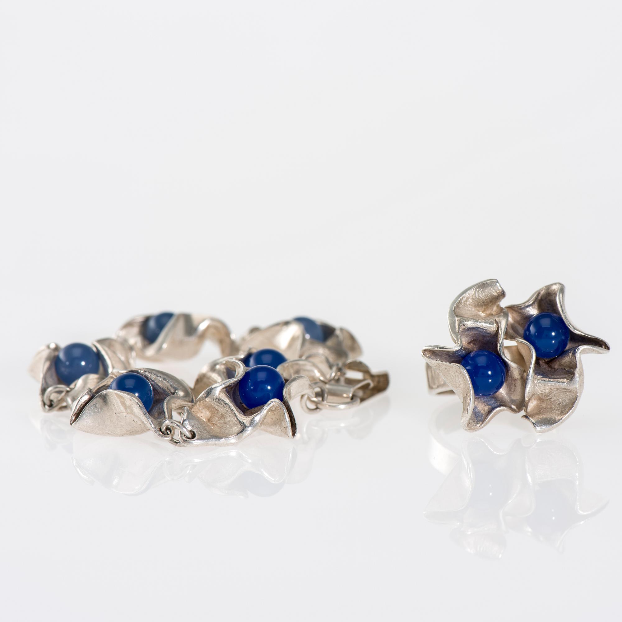 RING och ARMBAND, silver. Matti J. Hyvärinen, Sirokoru 1973. Vikt totalt ca 42,1 g.