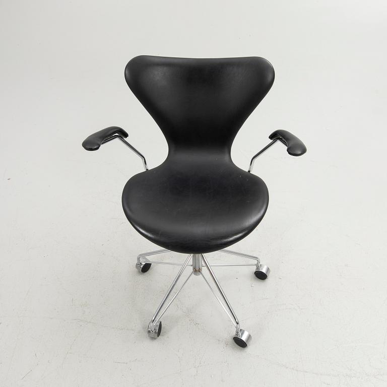 Arne Jacobsen, Office chair, "3217 Sjuan", Republic of Fritz Hansen, Denmark.