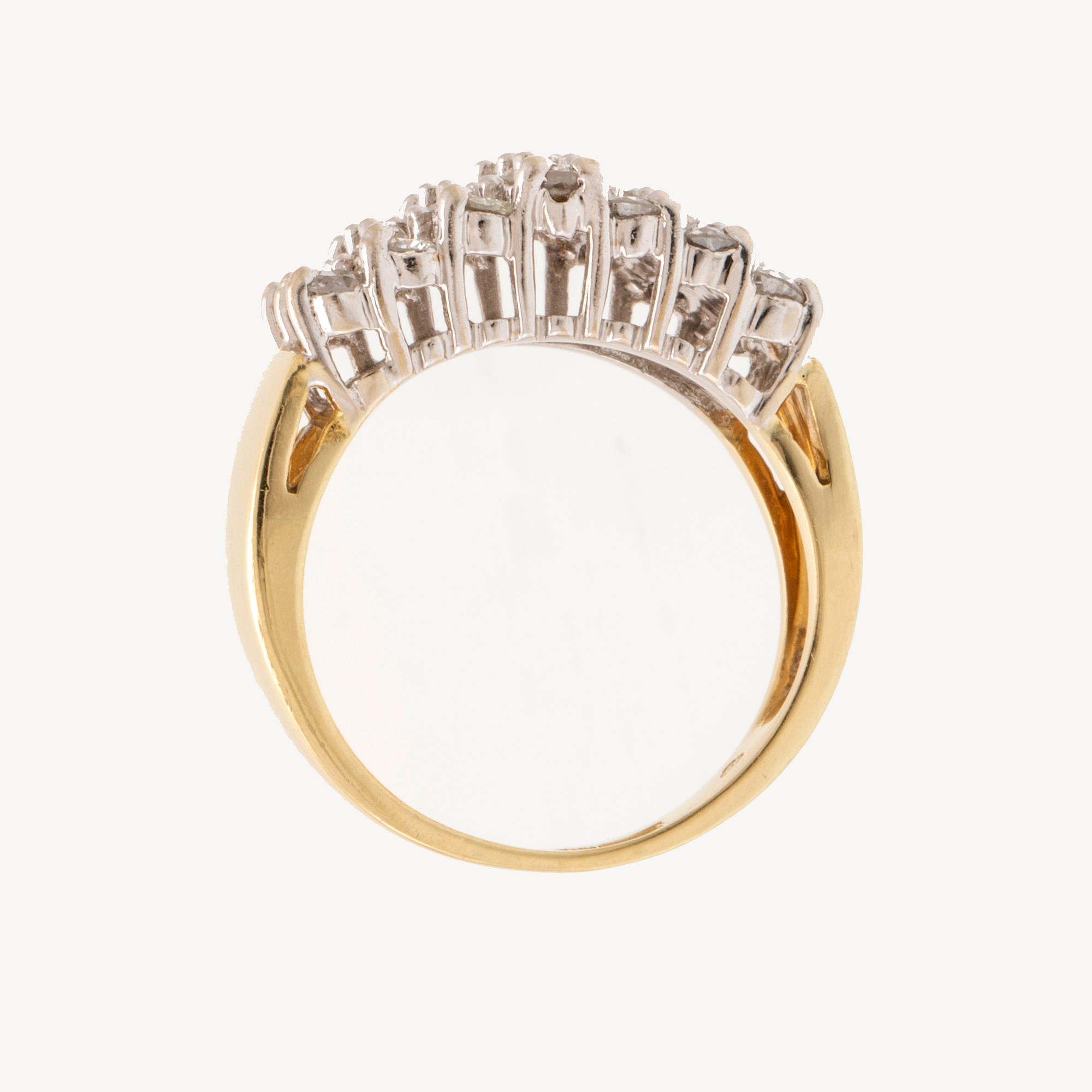 Ring 18K vitt och rött guld med runda briljantslipade diamanter.