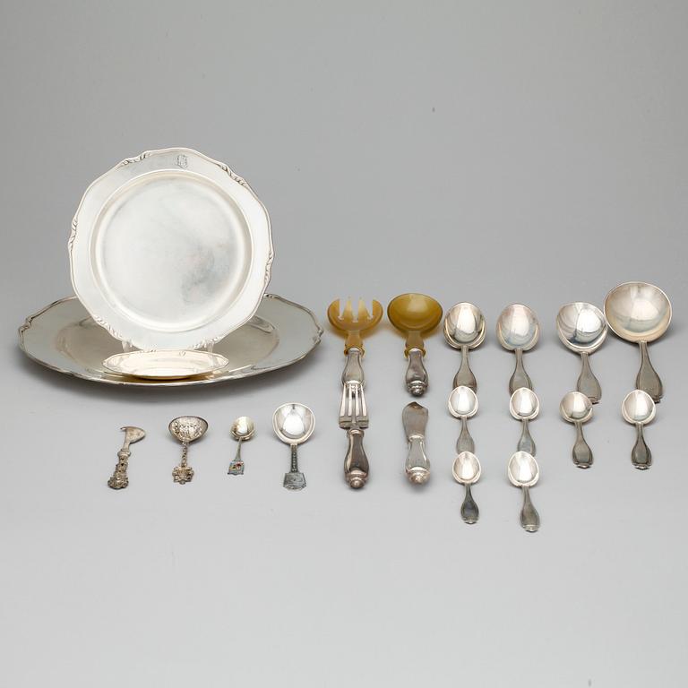 DIVERSE BESTICK SAMT 4+6 ASSIETTER, bla WA. Bolin, Stockholm 1941-42. Tot ca 1740 gram.