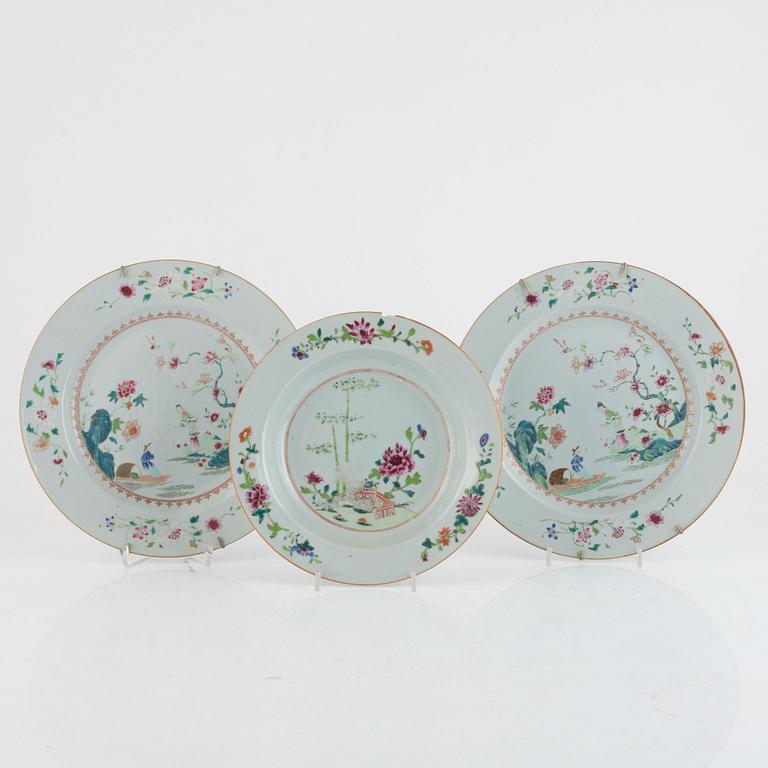 Tallrikar, 3 st, porslin, Kina, qingdynastin, 1700-tal.