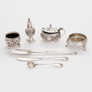 Saltkar, ströare, senapsburk och bestick, tot. 7 delar, sterlingsilver, England 1756 - 1911.