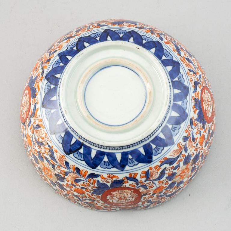 A Japanese Imari bowl, Meiji period (1868-1912).