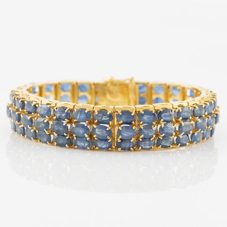 Armband, 18K guld med ovala fasettslipade safirer i tre rader.