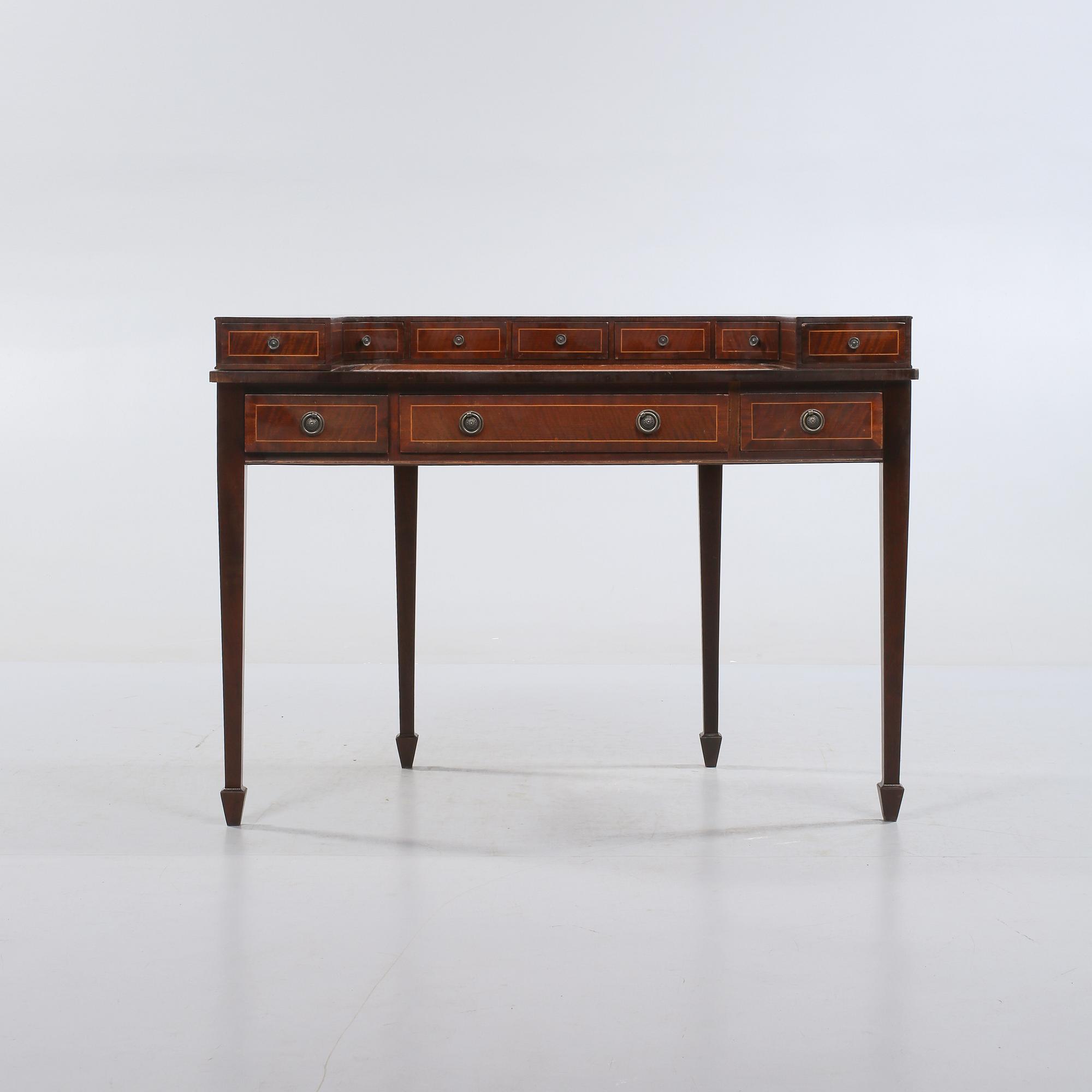 SKRIVBORD, engelsk stil, 1900-talets andra hälft.