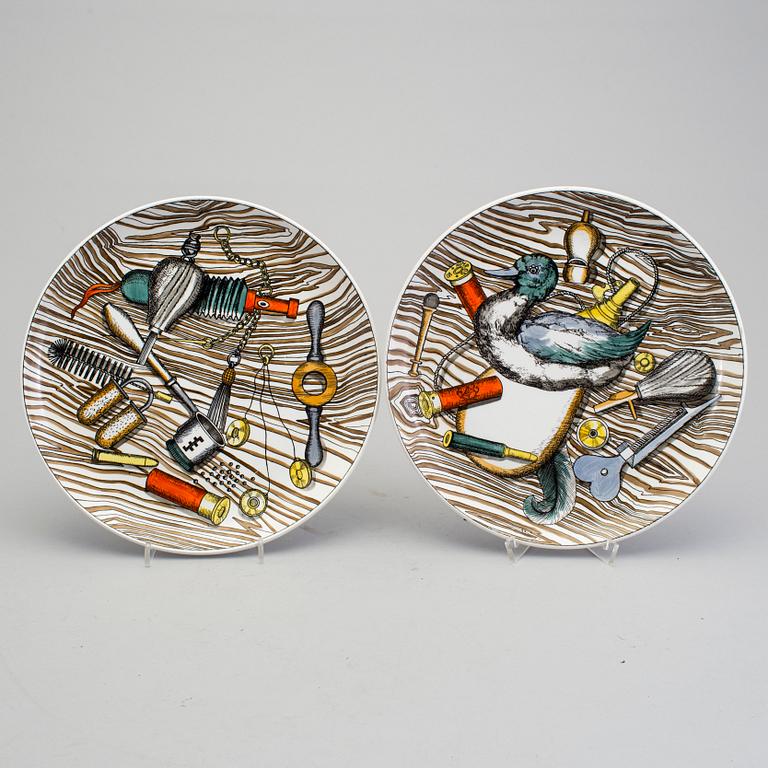 FORNASETTI, tallrikar, 6 st, "Oggetti Caccia", flintgods, Milano, Italien, 1950/60-tal.