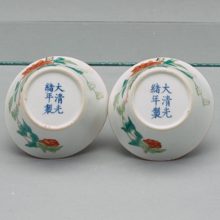KOPPAR, fyra stycken, porslin. Qingdynastin, omkring 1900 med Guangxus märke.