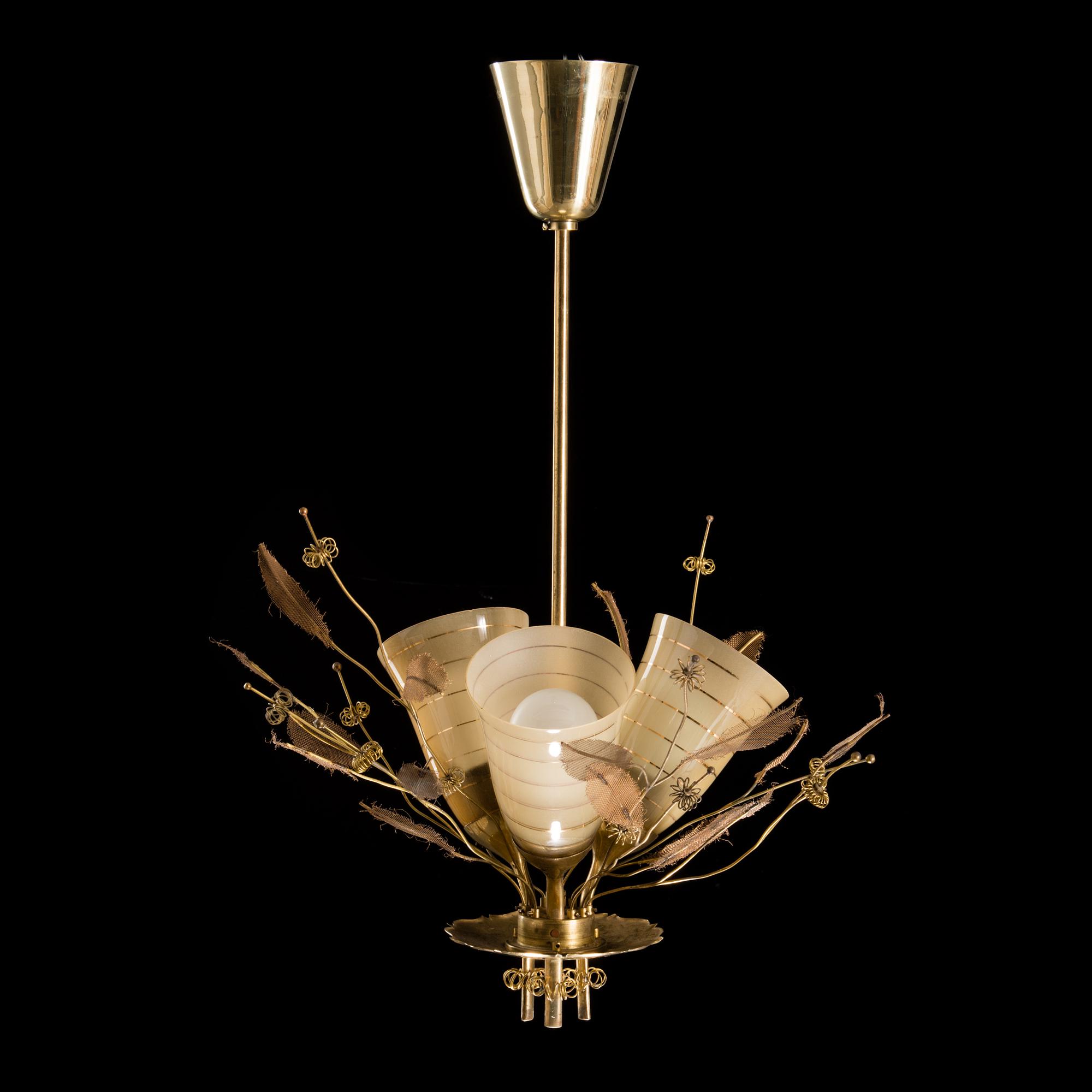 A model 9029/3 "Bridal bouquet" ceiling light manufactured by Taito in the early 1950s.