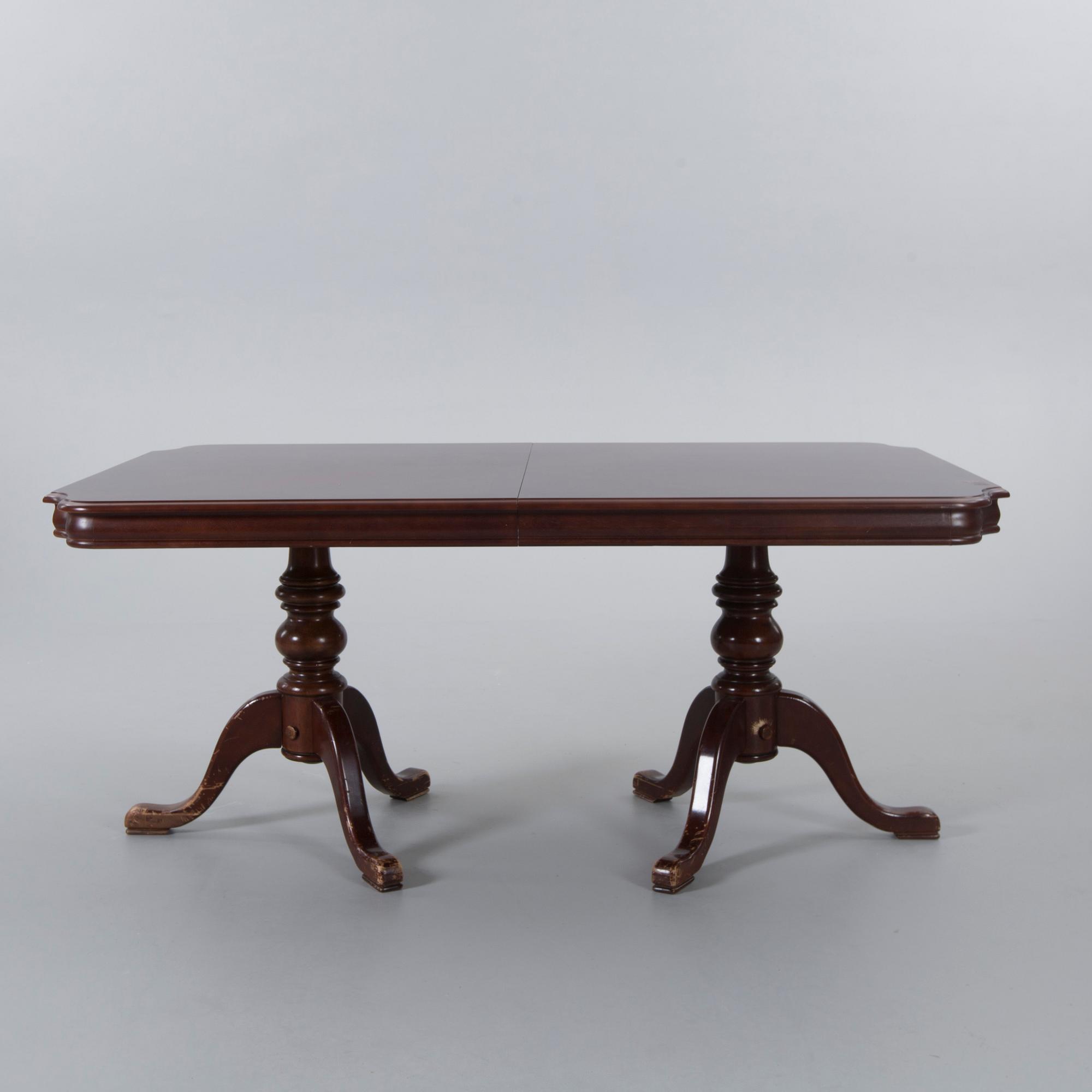 A SET OF 7 ROKOKO-STYLE DINING CHAIRS AND A TABLE, 20th century.