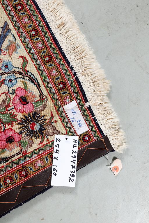 A carpet, Quum, ca 254 x 160 cm .