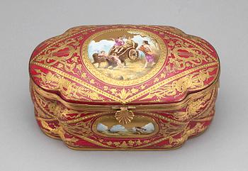 URNOR, ett par, samt SKRIN med LOCK, porslin. Sèvres-stil, 1900-talets första hälft.