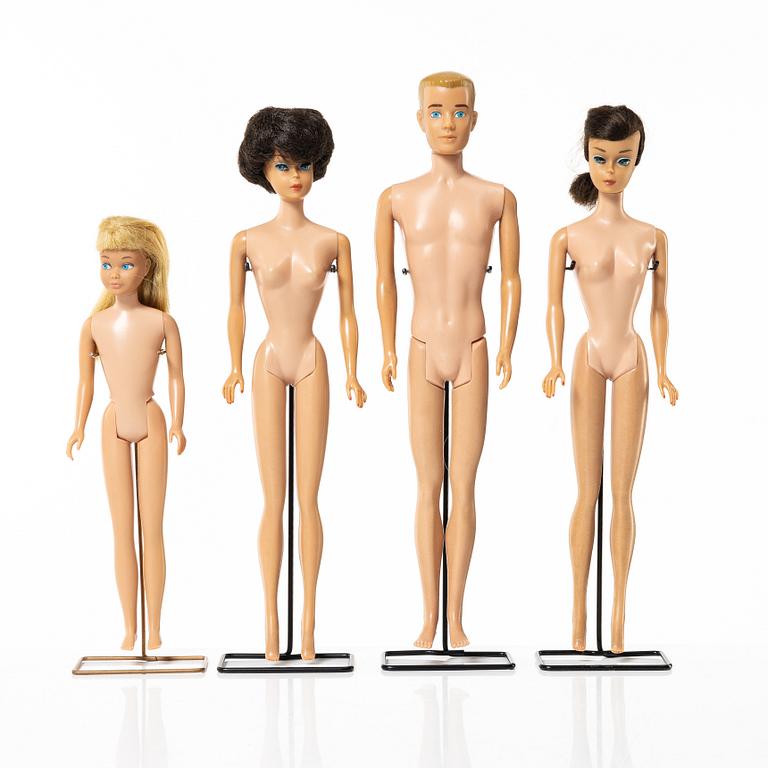 Barbiedockor, 4 st, samt kläder och accessoarer, Mattel, 1960-tal.