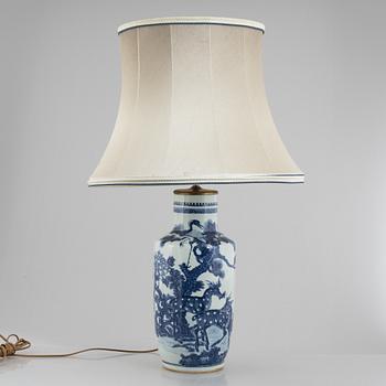 Vas, omarbetad till bordslampa, porslin, Kina, Qingdynastin, 1800-tal.