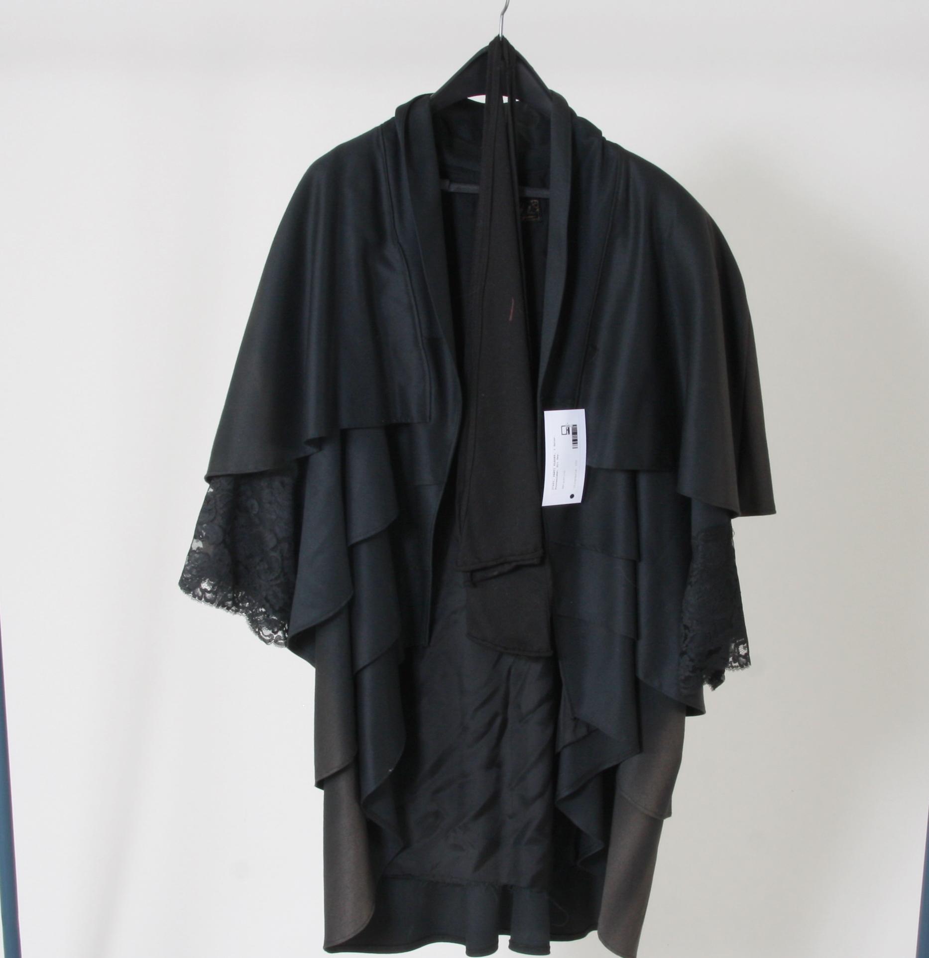 PARTI KLÄDER, 3 delar.
Proveniens: Git Gay.