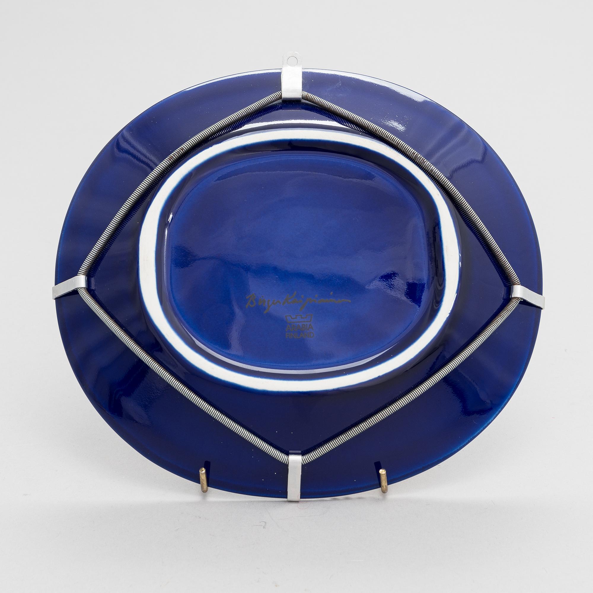 Birger Kaipiainen, A ceramic art dish, marked Birger Kaipiainen, Arabia, Finland.