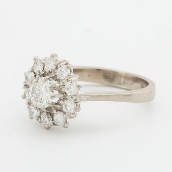 BRILJANTRING 18K vitguld m 1 briljant ca 0,55 ct TW VS, samt 10 mindre briljanter ca 0,70 ct TW SI.