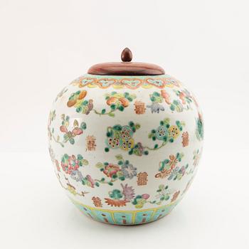 A Chinese jar, 20th Century.