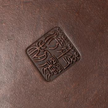 TEKANNOR, porslin samt lergods, 2 st Kina, 1900-tal.
