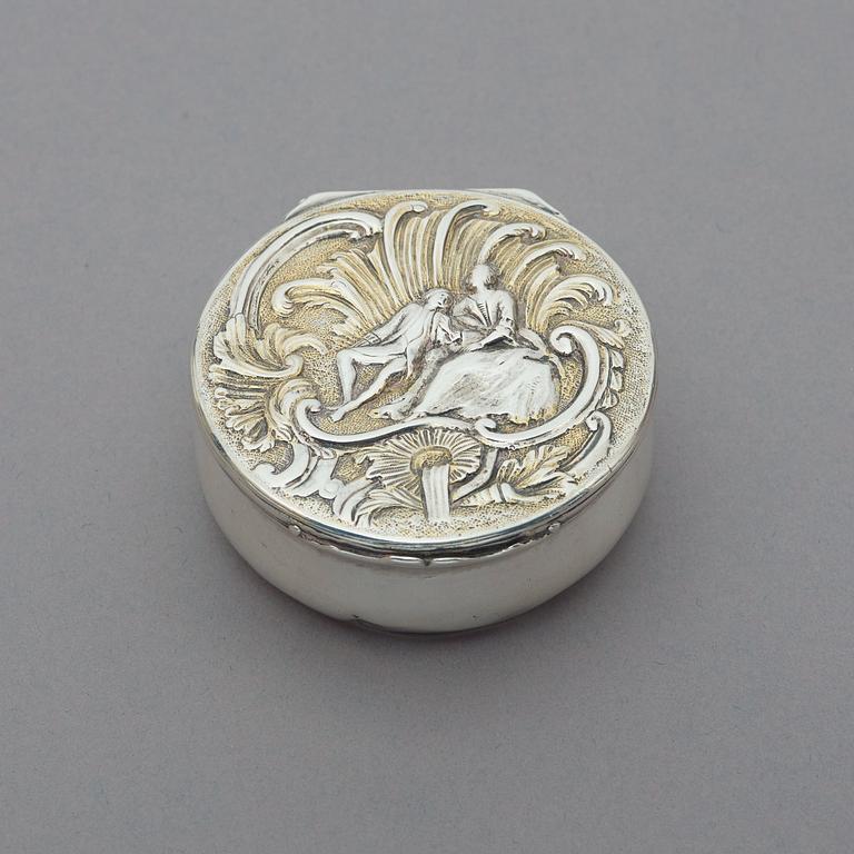 SNUSDOSA, av Johan Fredrick Hollman, Skänninge (verksam 1775-1828). Rokoko.
