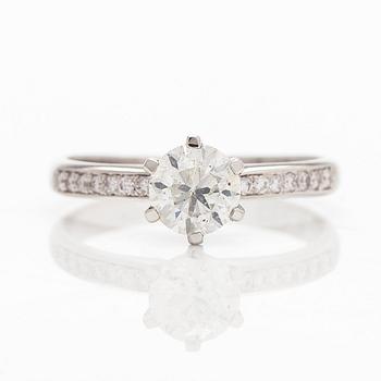 Ring, 14K vitguld med briljantslipade diamanter.