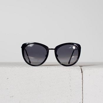 SOLGLASÖGON från Chanel.